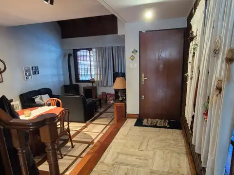 Venta casa 6 ambientes mas cochera cubierta p/2 autos 1 descubierta quincho. en v. pueyrredon