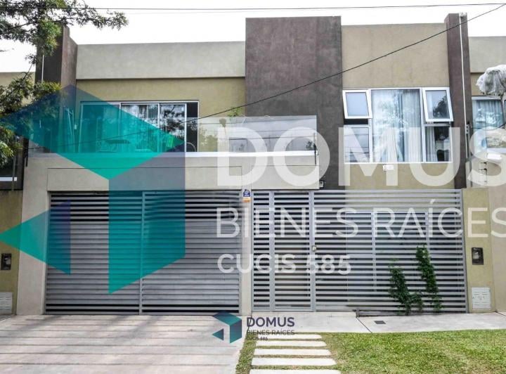 Casa · 216m² · 3 Dormitorios · 2 Cocheras