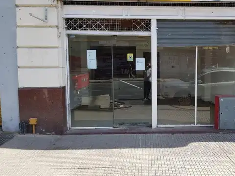 Amplio local. excelente zona. 2 baños