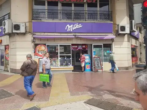 Local en alquiler en barrio norte en esquina excelente zona comercial.