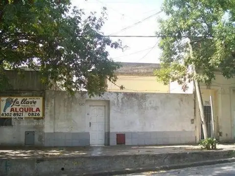 Terreno con construccion de chapa tipo conventillo