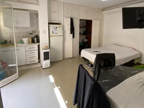 Venta monoambiente con patio muy luminoso