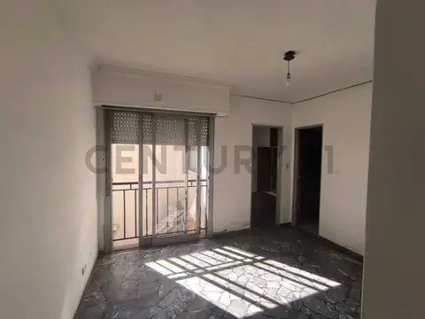 Venta de 2 ambientes lateral en villa del parque