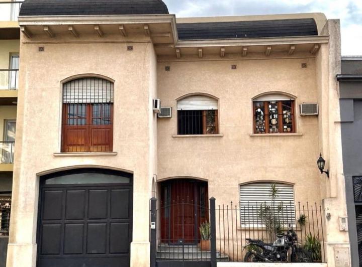 Casa · 260m² · 8 Ambientes · 1 Cochera