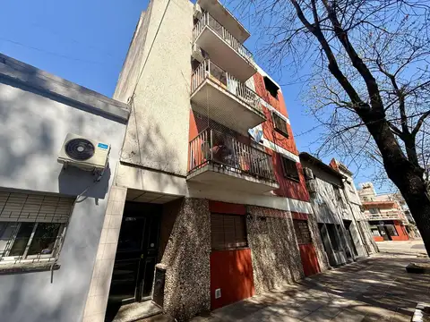 Departamento de 3 ambientes con patio en parque patricios