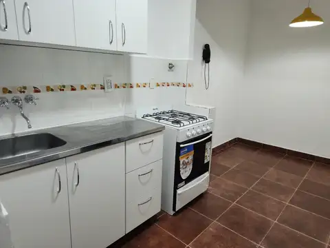 Venta  departamento dos ambientes, frente,  planta baja, patio, totalmente refaccionado, impecable.