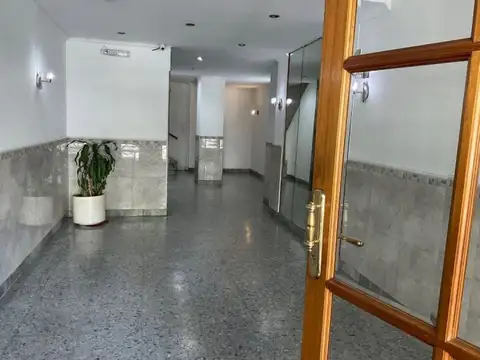 Venta departamento 3 ambientes muy luminoso | a 1 cuadra de estación constitución y universidad...