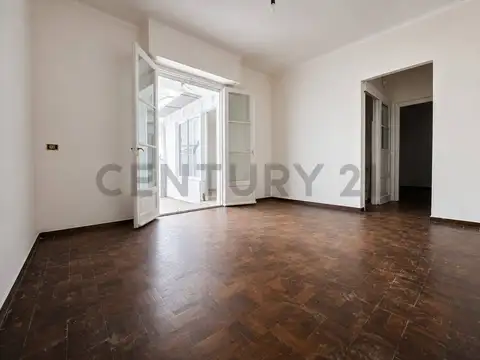 Venta departamento 3 ambientes con patio en flores