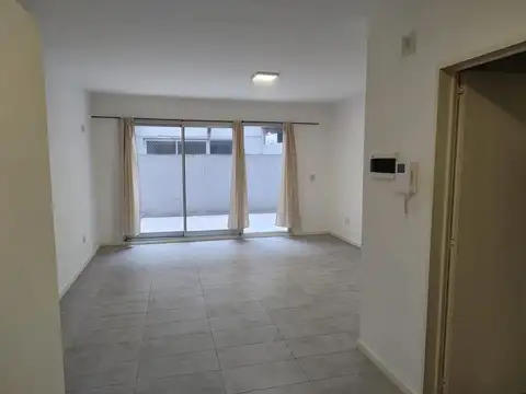 Alquiler mono impecable con patio boedo