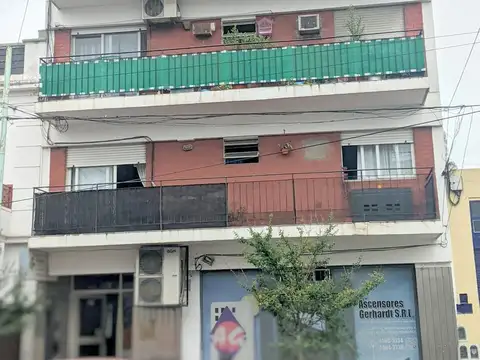 3 amb. al frente con balcón y dep. de servicio. a. prof. super luminosidad y ventilación natural.