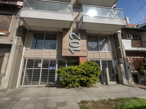 Excelente departamento al frente con balcon en alquiler a 50 mts de av. rivadavia