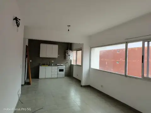 Amplio y luminoso monoambiente divisible  a mts av gaona