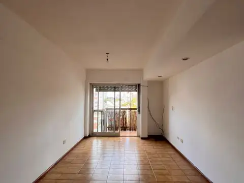 Departamento 4 ambientes frente con balcon, cochera y baulera
