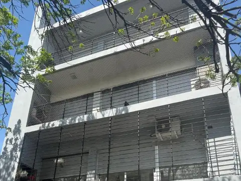 Excelente piso con cochera- suite-balcon-parrilla-terraza
