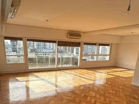 Excelente semipiso 4 amb. con dependencia, 2 baños, 2 toilettes, cochera, baulera, balcón al frente.