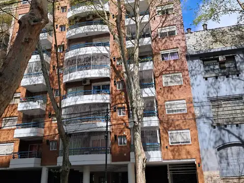 Excelente 2 amb. a la calle con balcon corrido