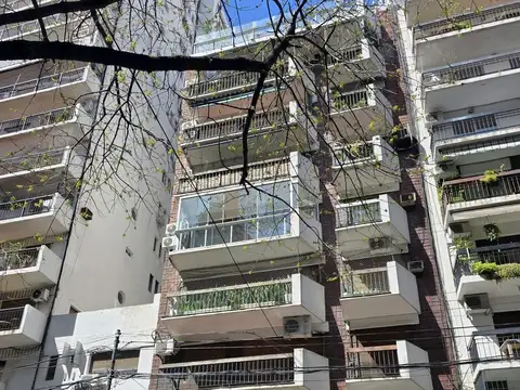 Departamento: 2 amb. al frente con balcón. cocina y baño completos. impecable estado. excelente ubic