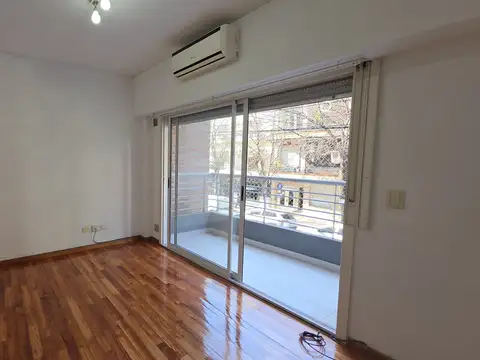 2 ambientes al frente ideal 2 consultorios y sala de espera. exclusivamente para uso profesional en inmejorable ubicación.