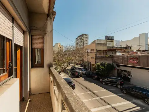 Ph de dos ambientes. al frente. con balcón. terraza propia. villa crespo