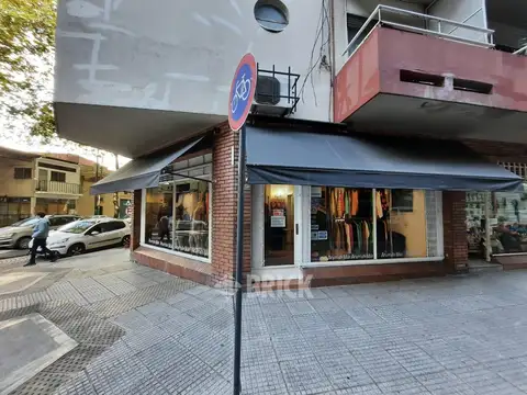 Local a la calle con todo vidriera en esquina en acuña de figueroa al 1000 - impecable