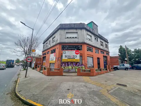 Venta propiedad en esquina con 2 locales y 2 viviendas en villa lugano