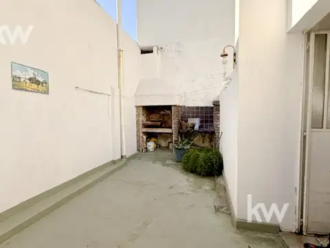 Ph tipo casa, 1er y 2do piso por escalera, 4 ambientes más dependencia y patio con parrilla