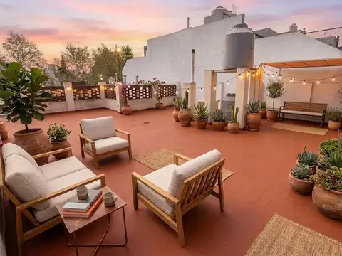Ph en venta villa urquiza, tres ambientes, patio y gran terraza.
