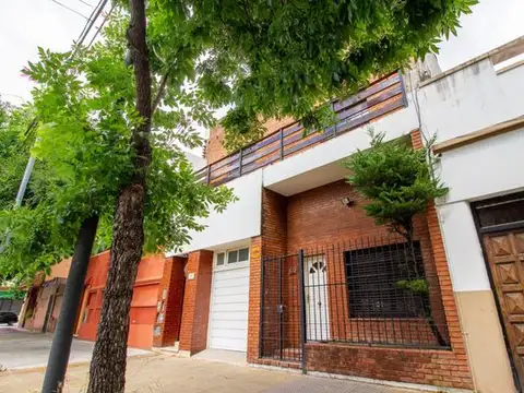 Tipo casa al frente todo independiente 4 ambientes con garage
