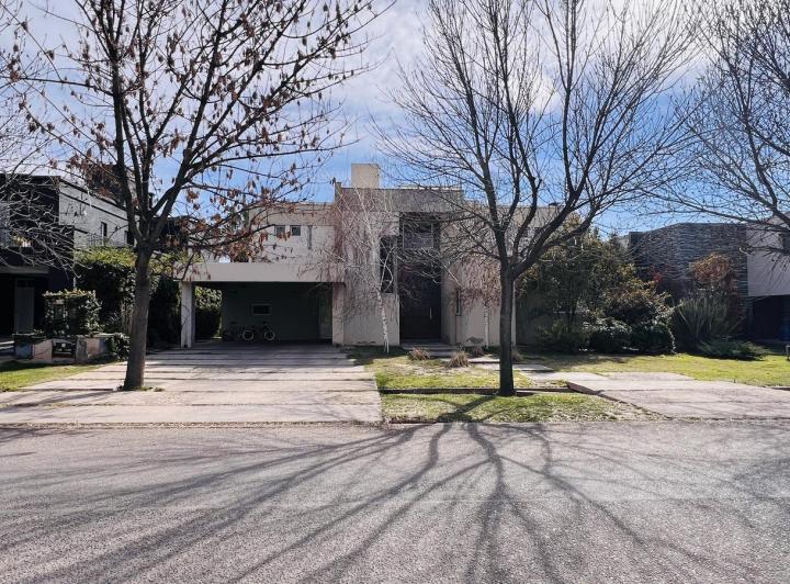 Casa · 356m² · 6 Ambientes · 2 Cocheras