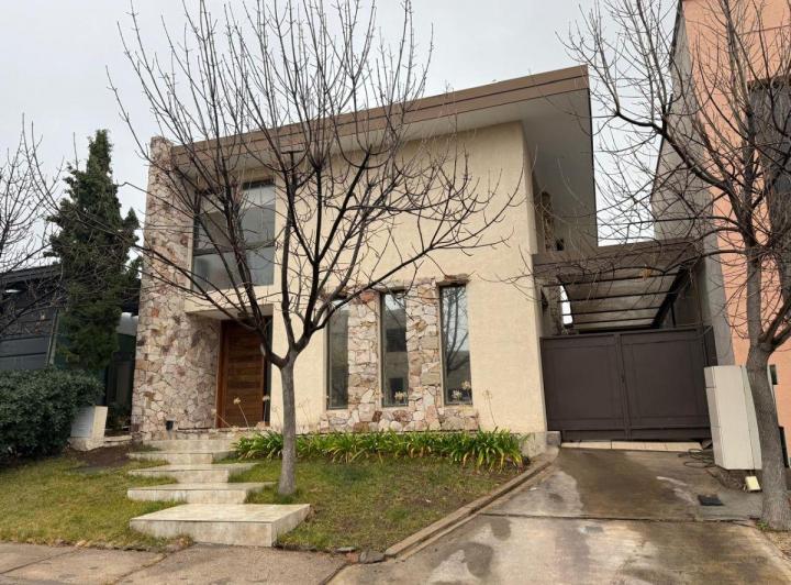 Casa · 220m² · 6 Ambientes · 2 Cocheras