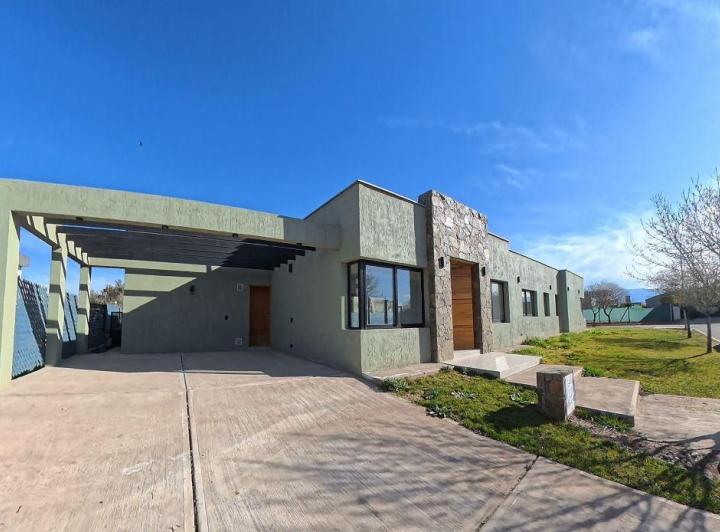 Casa · 160m² · 4 Ambientes · 2 Cocheras