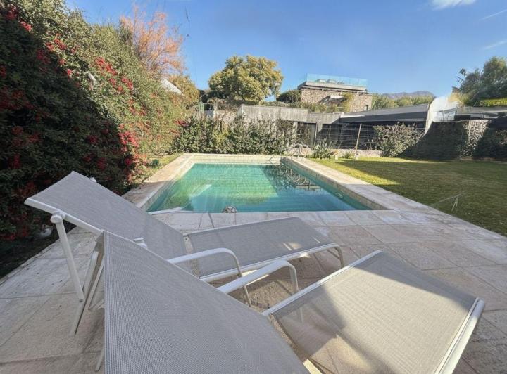Casa · 375m² · 7 Ambientes · 3 Cocheras