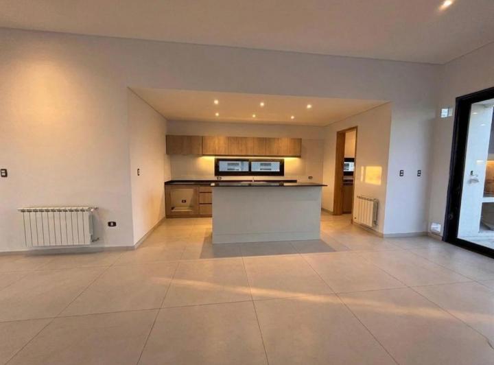 Casa · 300m² · 5 Ambientes · 2 Cocheras