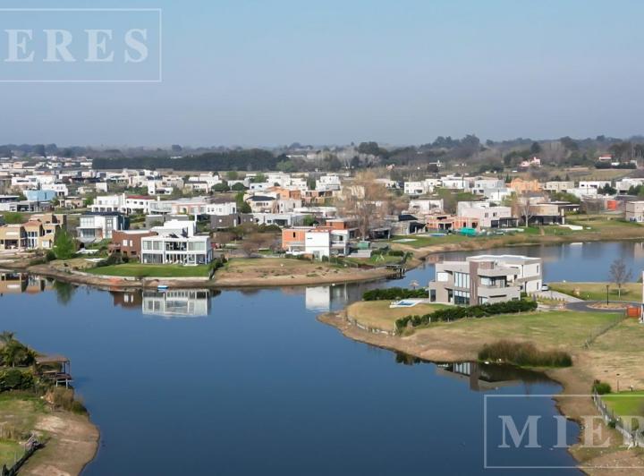 Terreno · 833m²