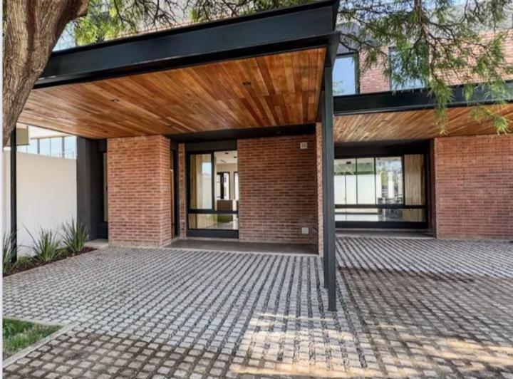 Casa · 181m² · 17 Ambientes · 4 Cocheras