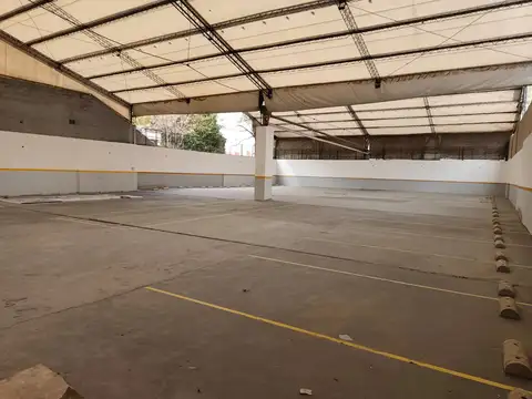 Única   playa de estacionamiento - utilizable para descarga y guarda contenedores y/o garage - ubicación excepcional