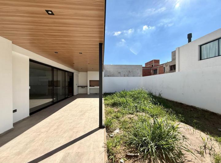 Casa · 204m² · 4 Ambientes · 2 Cocheras