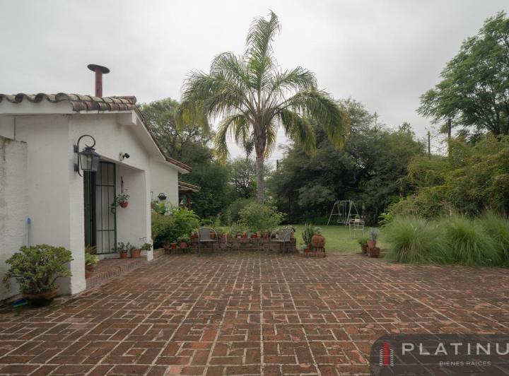 Casa · 374m² · 6 Ambientes · 2 Cocheras