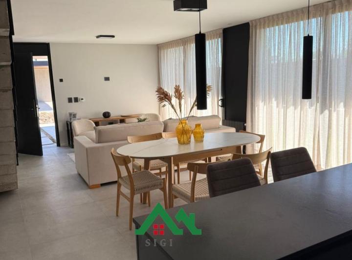 Casa · 170m² · 4 Ambientes · 1 Cochera