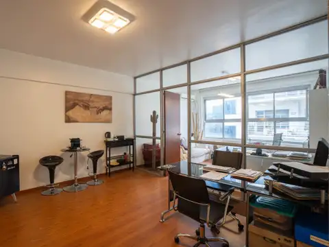 Oficina monoambiente al frente muy luminosa con baño privado en zona tribunales