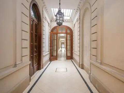 Venta oficina de 4 ambientes con patio