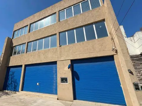 Venta oficinas en dos plantas mas local y gran deposito, parque patricios