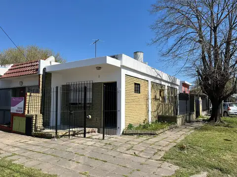 Se alquila ph dos ambientes con entrada de auto