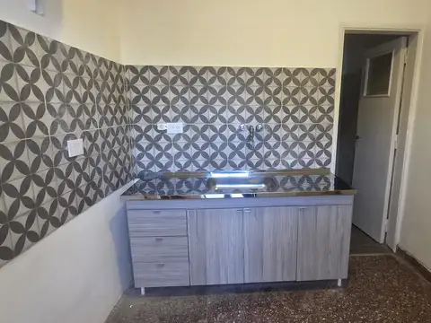 Departamento tipo casa al fondo 3 ambientes con cocina, baño, jardin de invierno, patio y terraza propia, sin expensas