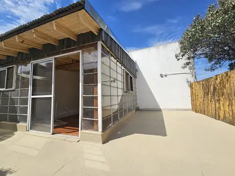 Ph al frente, 3 ambientes + 1 ambiente extra (playroom ó quincho) con  terraza propia, sin expensas