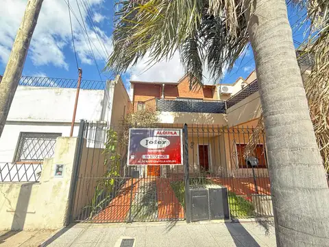 Impecable y unica  casa  tipo ph en  alta   luminosa detalles de categoria con cochera