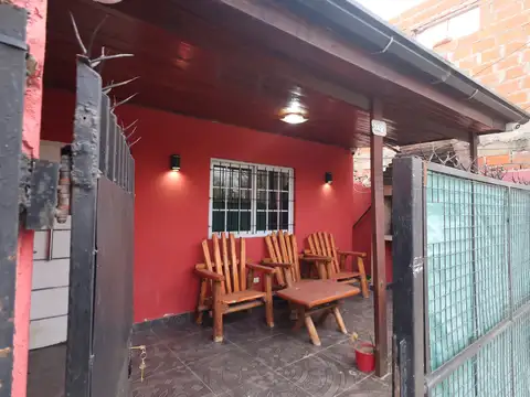 Casa tipo 3 ambentes con cochera en alquiler