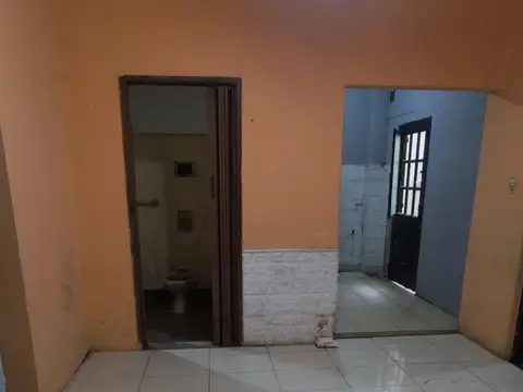 Casa a refaccionar de 2 ambientes con patio y terraza