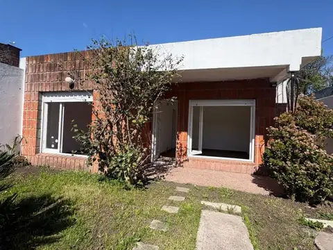Chalet en alquiler 3 ambientes con patio - santa rita