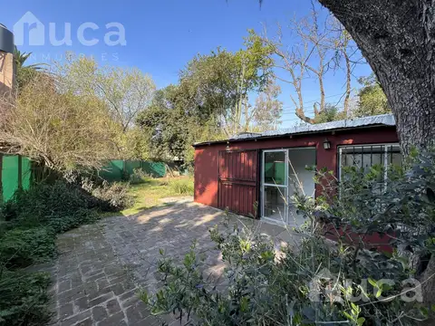 Alq anual luminosa casa de un dormitorio con jardin. la bota, benavidez